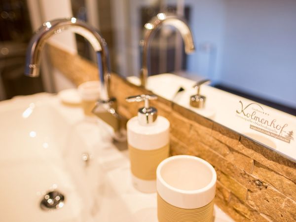 Modernes Badezimmer in der Familiensuite