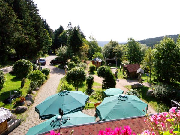 Blick auf den Schwarzwald und die Terrasse des Kolmenhofs