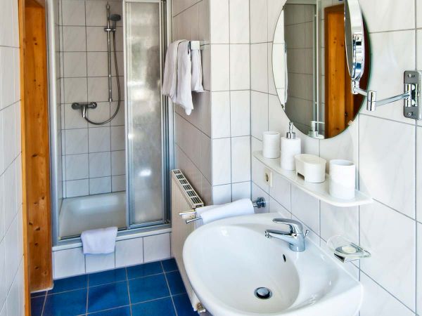 Modernes Badezimmer mit Dusche